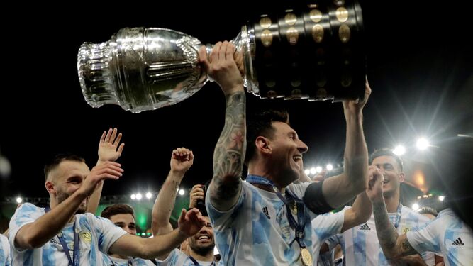 Leo Messi alza la Copa de América