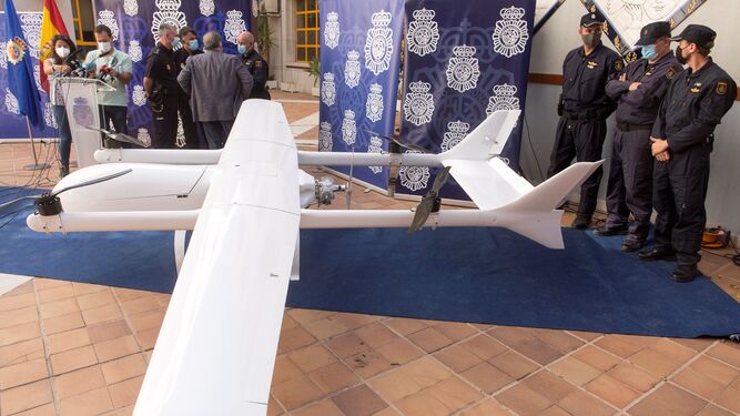Dron profesional de 4,35 metros acondicionado para transportar droga entre Marruecos y España.