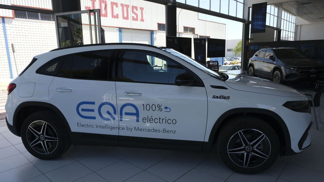 Un coche eléctrico puro a la venta en un concesionario de vehículos.