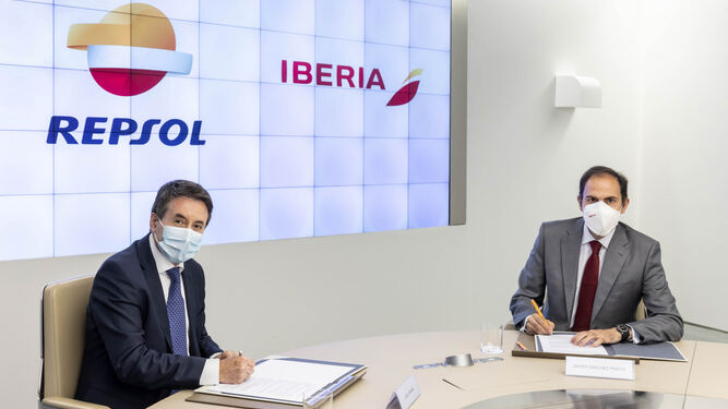Un momento de la firma del acuerdo entre Iberia y Repsol.