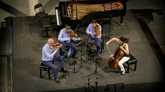 El Cuarteto Quiroga tocando a Brahms en el Patio de los Mármoles.
