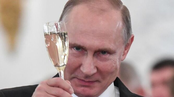 Putin con su inesperada ofensiva contra el 'champagne'.