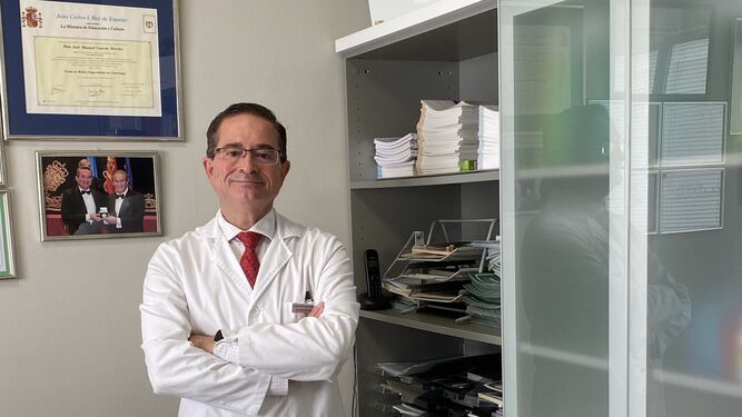 El doctor José Manuel García Moreno en su consulta en Sevilla.