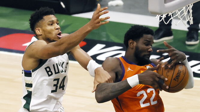 Un momento del partido entre Bucks y Suns