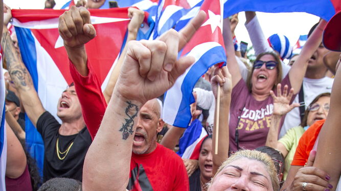 Cientos de cubanos se manifiestan en Miami a favor de las protestas.
