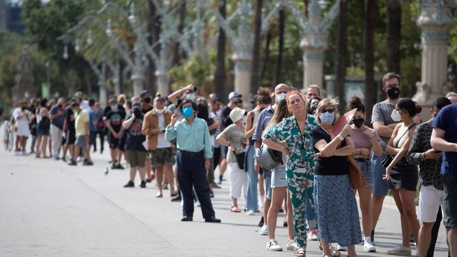Cola de gente mayor de 40 años esperando para vacunarse en Barcelona.