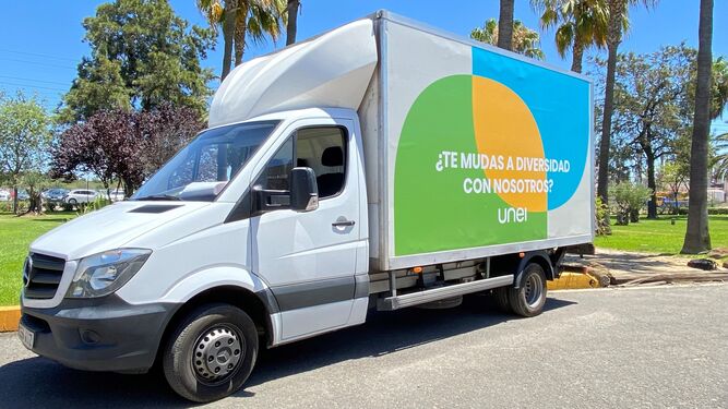 Camión de mudanzas vinilado y rotulado con el mensaje: “¿Te mudas a Diversidad con nosotros?”, mensaje que firma UNEI.