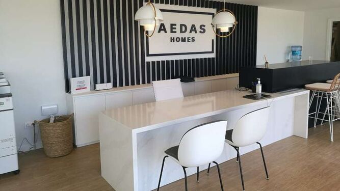 Zona de atención a los clientes de la nueva oficina de Aedas Homes, en el nuevo barrio Nou Nazareth de San Juan de Alicante.