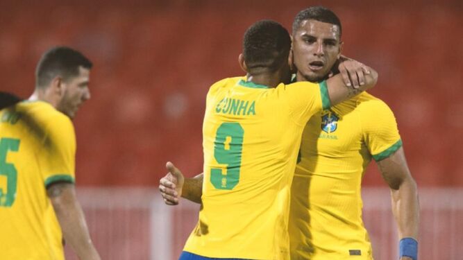 Diego Carlos es felicitado tras marcar con Brasil.