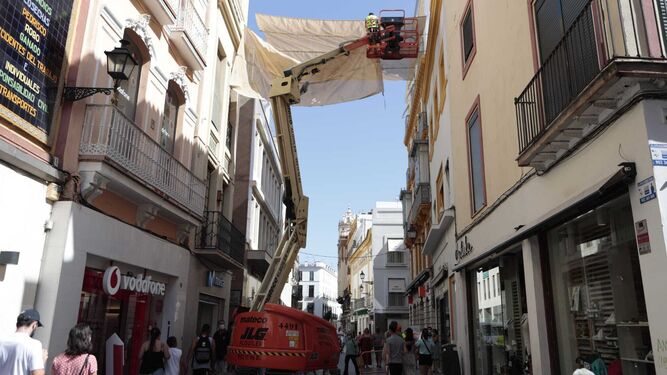 Comienza la instalación de los toldos en el centro de Sevilla en plena canícula.