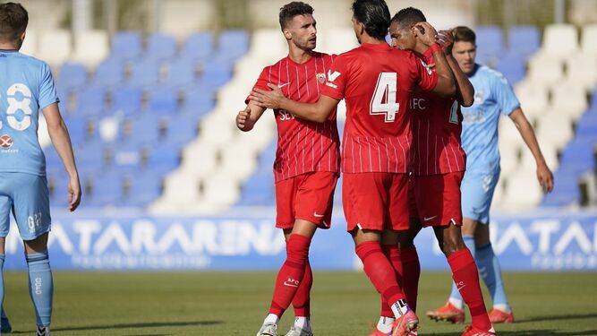 Sergi Gómez, Rekik y Fernando se felicitan tras el 1-0 tras un remate del primero.