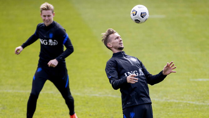 Luuk de Jong controla un balón ante Frenkie de Jong en un entrenamiento de Países Bajos.