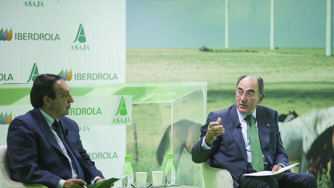 Firma del acuerdo entre el presidente Iberdrola, Ignacio Galán, a la derecha,  y el presidente de Asaja, Pedro Barato, a la izquierda.