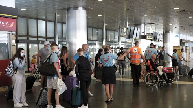 Llegada de turistas británicos al aeropuerto de Gran Canaria.