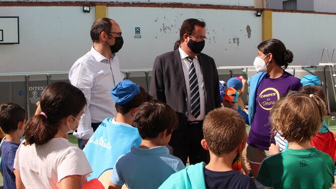 El delegado Juan Carlos Cabrera visita una de las escuelas de verano.