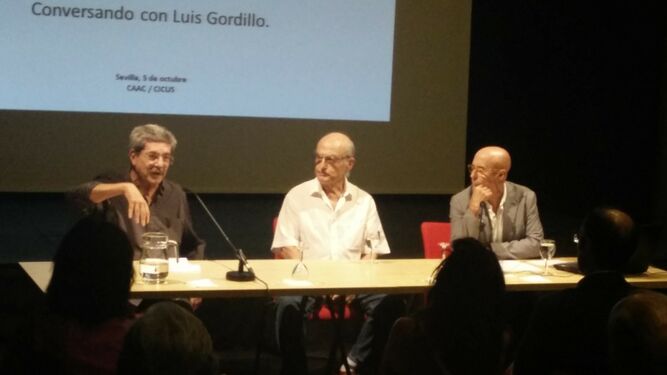 Juan Bosco Díaz-Urmeneta, a la izquierda, junto a Luis Gordillo, en el centro, durante una sesión del curso 'Transformaciones' en su edición de 2016.