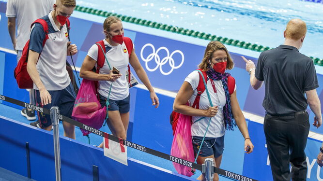 Mireia Belmonte, en primer lugar, llega a  la piscina olímpica para entrenar.