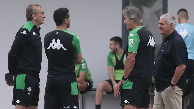 Antonio Cordón y Manuel Pellegrini dialogan con Rubén Cousillas y Fernando durante un entrenamiento de esta semana en la ciudad deportiva.