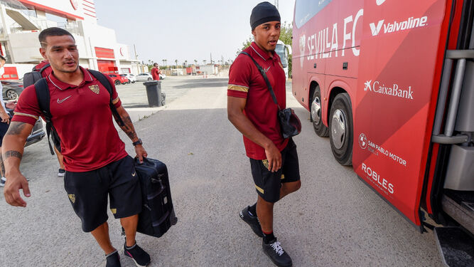 Koundé y Rony Lopes se suben al autobús oficial del Sevilla este viernes.