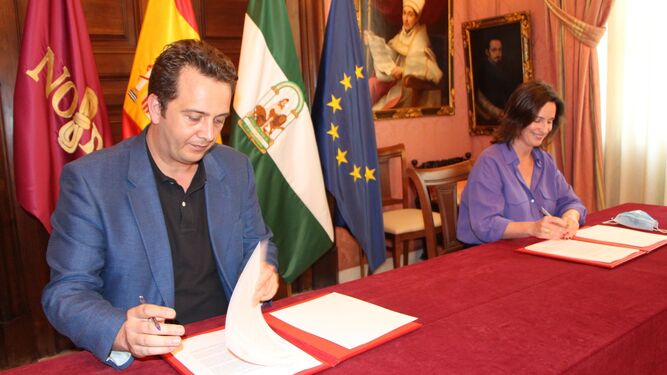 Firma del convenio entre el Ayuntamiento y la Fundación Tres Culturas.