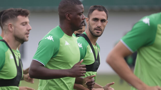 Víctor Ruiz habla con William Carvalho en un entrenamiento.