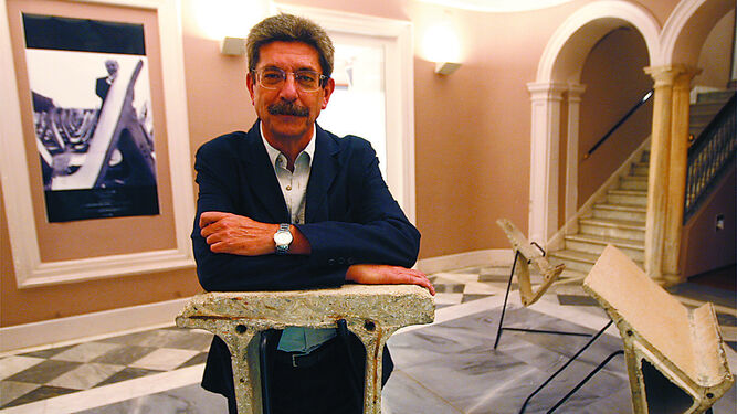 Juan Bosco Díaz-Urmeneta posa ante una de las muchas exposiciones de las que fue comisario.