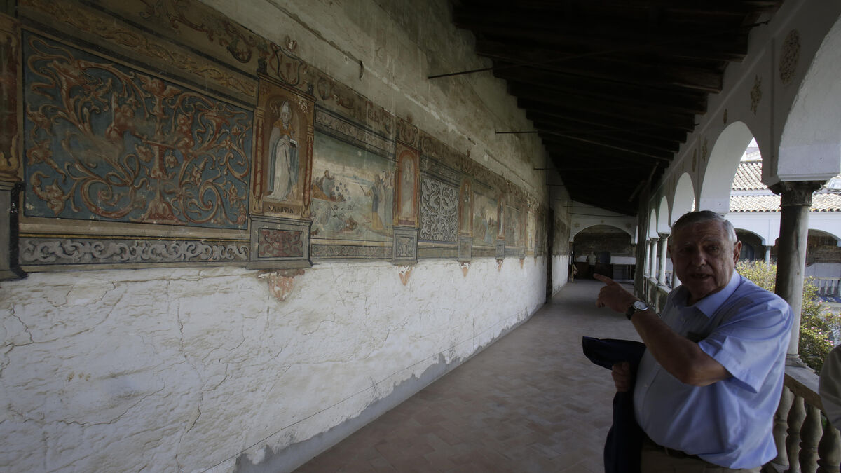 El arquitecto Fernando Mendoza ante las valiosas pinturas murales del siglo XVI que adornar la galería alta del claustro del Herbolario del convento de Santa Inés.