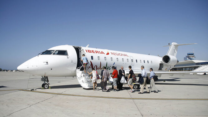 Un avión de Air Nostrum en la pista del Aeropuerto de Sevilla.