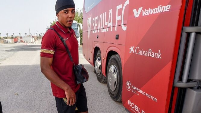 Koundé se monta en el autobús del Sevilla rumbo a Portugal.