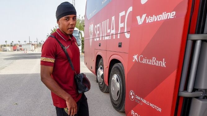 Koundé se monta en el autobús del Sevilla rumbo a Portugal.