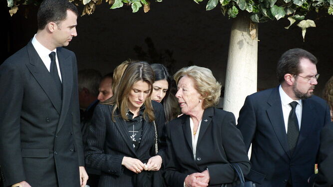 Los Reyes, entonces príncipes, acompañan a la abuela paterna de doña Letizia en el funeral de su marido