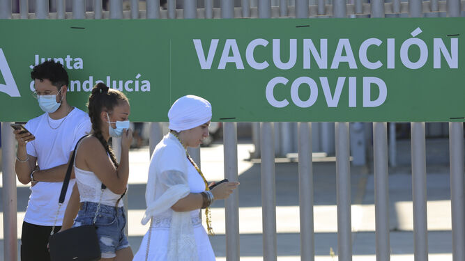 Centro de vacunación contra el covid en el Palacio de Ferias y Congresos de Málaga