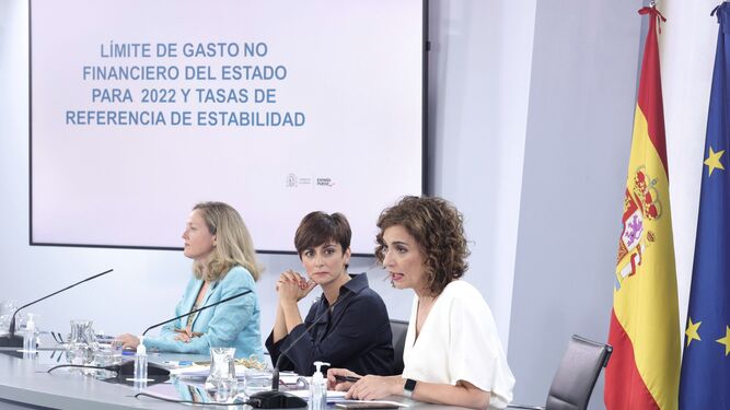 Nadia Calviño, Isabel Rodríguez y María Jesús Montero, ayer, en el Palacio de la Moncloa.