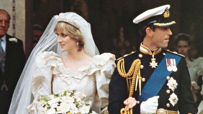 Diana Spencer y Carlos de Inglaterra tras la ceremonia nupcial