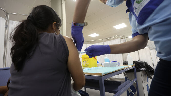 Una joven recibe la vacuna en Sevilla.