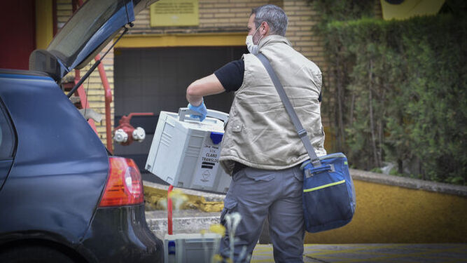 Operario cargando maletero con elementos laborales