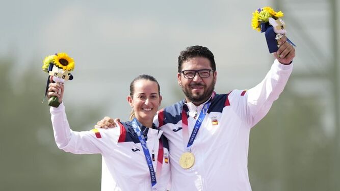 Fátima Gálvez y Alberto Fernández, después de recibir la medalla de oro.