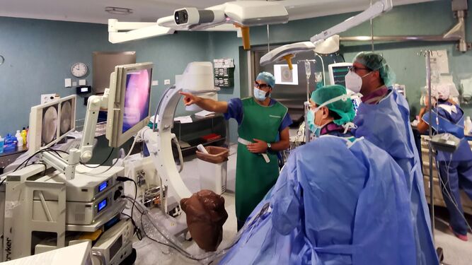 El equipo de especialistas durante la primera cirugía endoscópica de columna en el Valme.