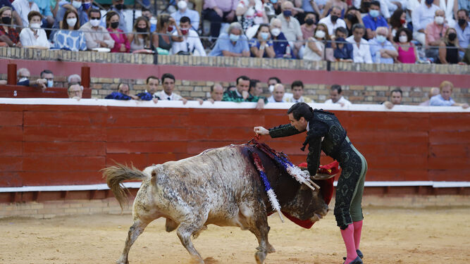 Estocada fulminante de Juan Ortega al toro que cerró plaza.
