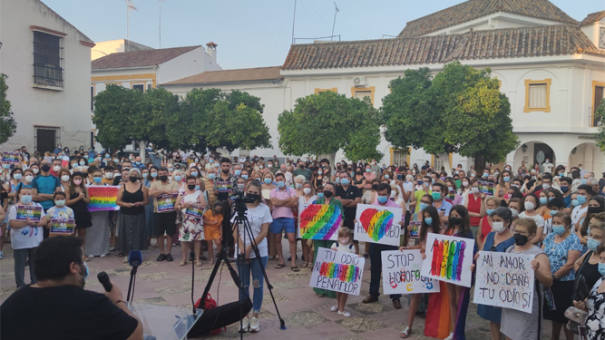 Concentración contra la agresión homófoba en Peñaflor.