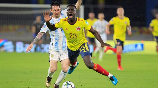 Davinson Sánchez cae ante Messi en el Colombia-Brasil de clasificación para el Mundial.