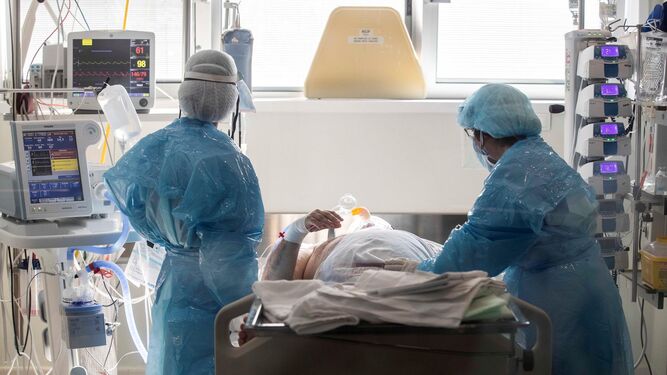 Enfermeras atienden a un paciente Covid positivo