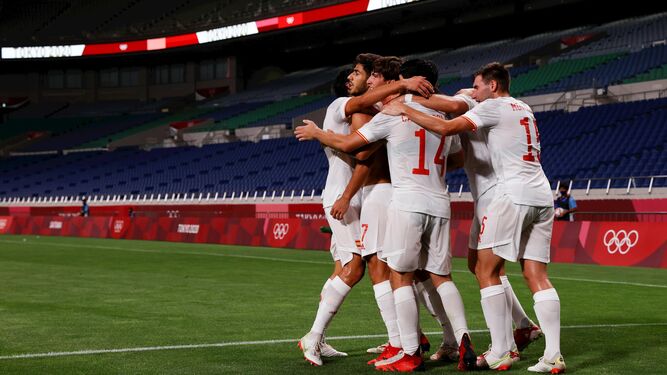 Varios futbolistas de la selección española rodean a Asensio para celebrar su gol.