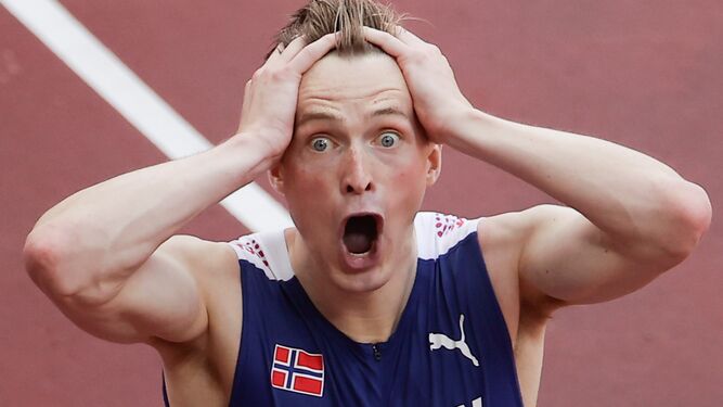 El noruego Warholm se asombra al observar en el marcador su nuevo récord mundial.
