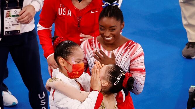 Las chinas Chenchen Guan y Xijing Tang y la estadounidense Simone Biles celebran su triunfo.