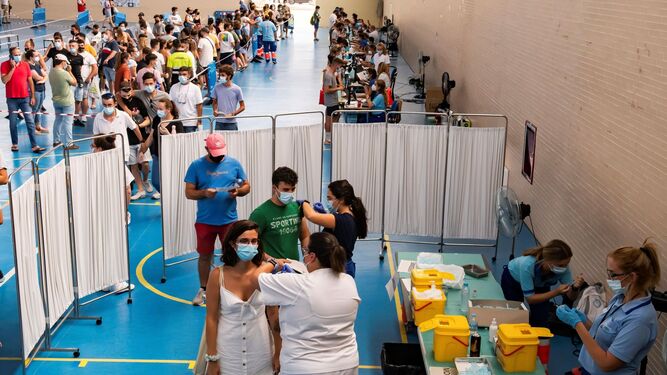 Una imagen captada durante la jornada de vacunación sin cita en el pabellón de Espartinas, el 29 de julio.
