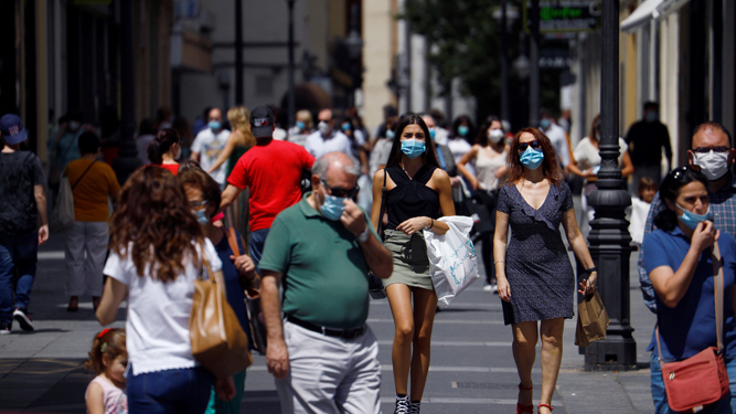 Gente protegida con mascarillas en una céntrica calle de Córdoba.