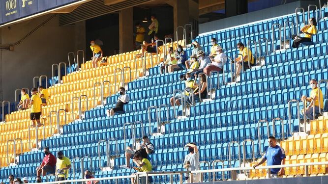 Aficionados en el estadio Nuevo Mirandilla durante el Trofeo Carranza, con un 25% del aforo.