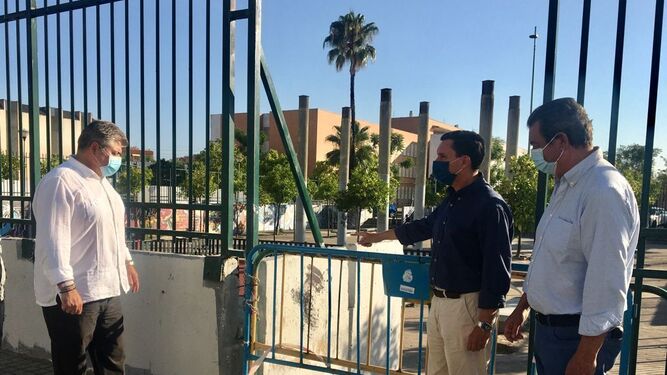 El PP denuncia el deplorable estado de abandono de la ‘Plaza del Cementerio’ de Sevilla Este