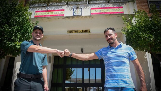 Sergio y José Daniel, este miércoles en el cuartel de la Guardia Civil de Montequinto.